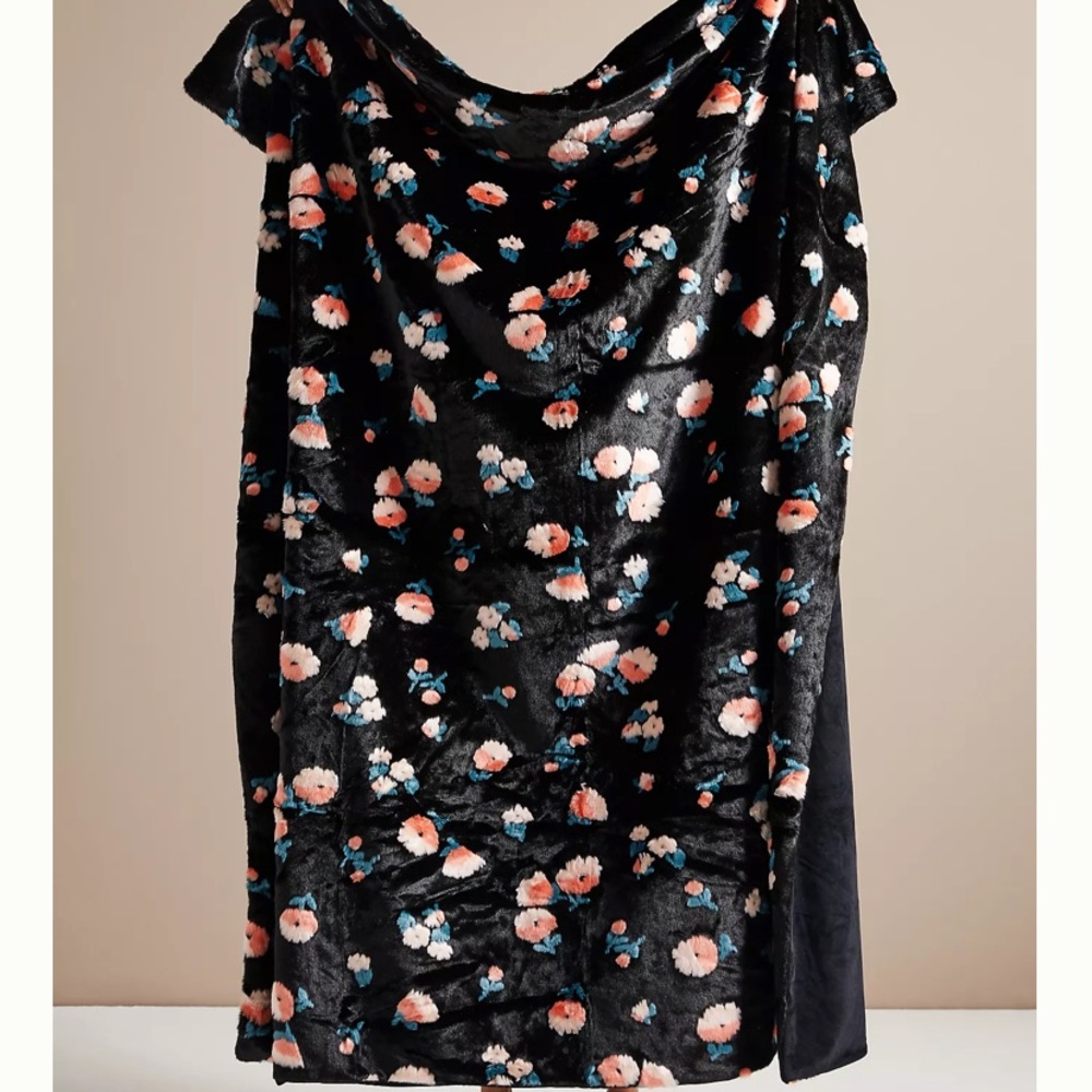 NWT Anthropologie faux fur floral blanket
